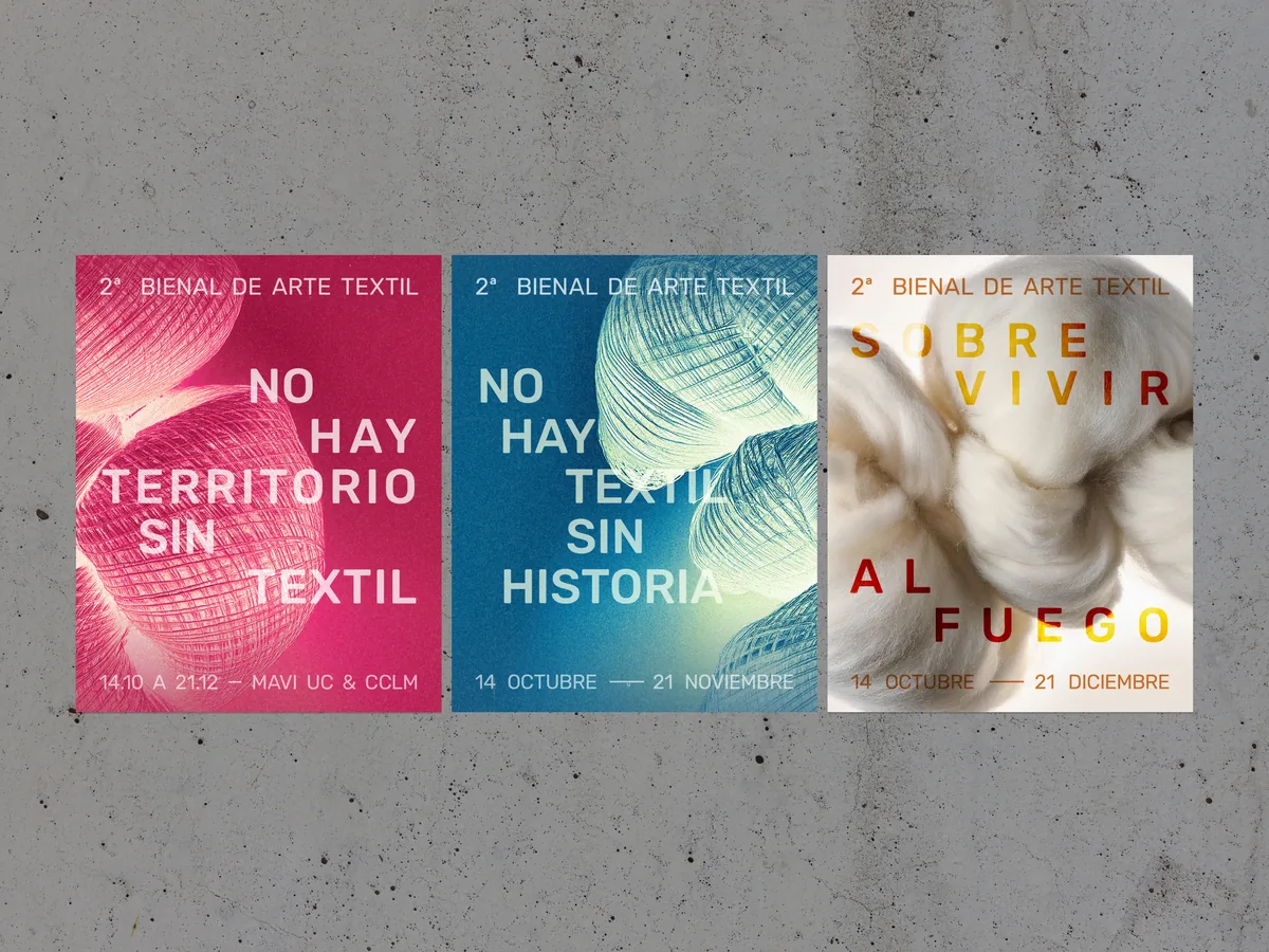 Afiches de la Bienal de Arte Textil sobre muro de hormigón