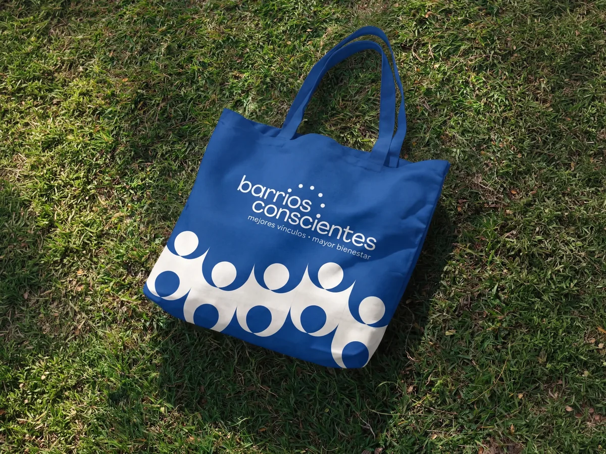 Bolsa de tela azul de Barrios Conscientes sobre el pasto
